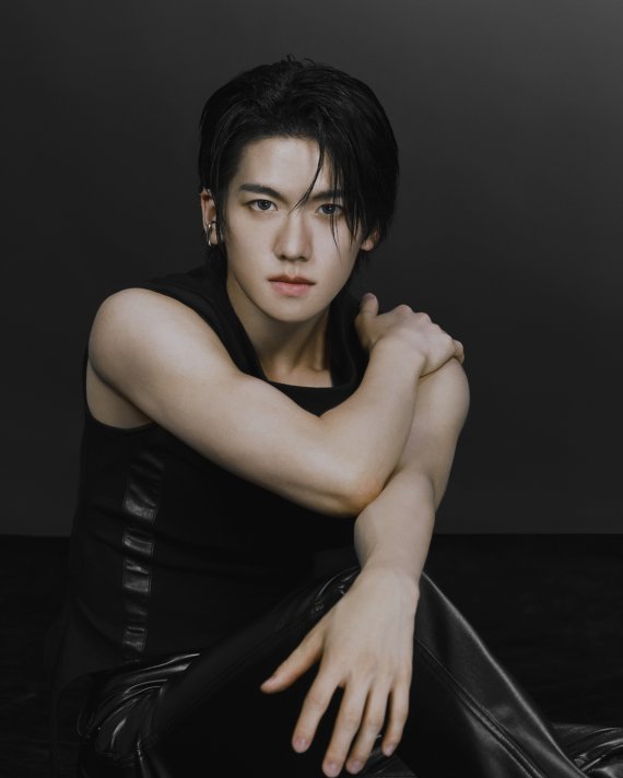 뉴비트, 홍민성 개인 티저…'청량+섹시' 압도적 비주얼