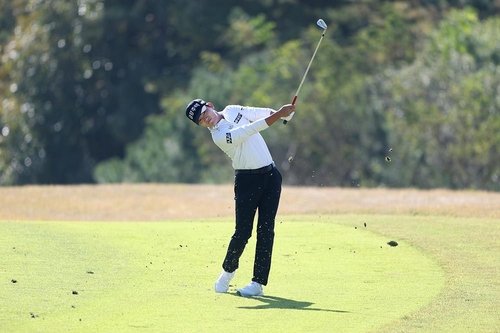 세컨샷 날리는 옥태훈 (출처=연합뉴스)