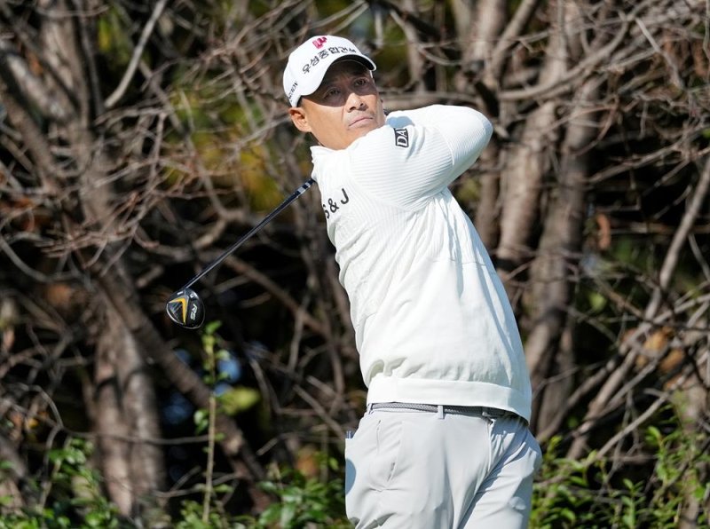 티샷 날리는 김재호 (출처=연합뉴스)