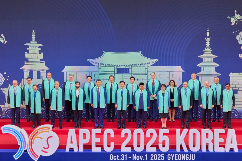 이재명 대통령이 지난 1일 경북 경주시 화백컨벤션센터(HICO)에서 열린 2025 아시아태평양경제협력체(APEC) 정상회의를 마친 후 회원국 정상들과 기념촬영을 하고 있다. 뉴스1