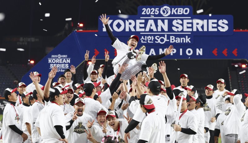 [대전=뉴시스] 김근수 기자 = 31일 대전 중구 한화생명볼파크에서 열린 2025 KBO 한국시리즈 5차전 LG 트윈스와 한화 이글스의 경기에서 4승 1패 기록으로 통합 우승을 차지한 LG 선수들이 박해민을 헹가래 하고 있다. 2025.10.31. ks@newsis.com