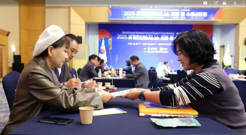 중소기업인과 수출상담하는 줄리앤 리 대표 (출처=연합뉴스)