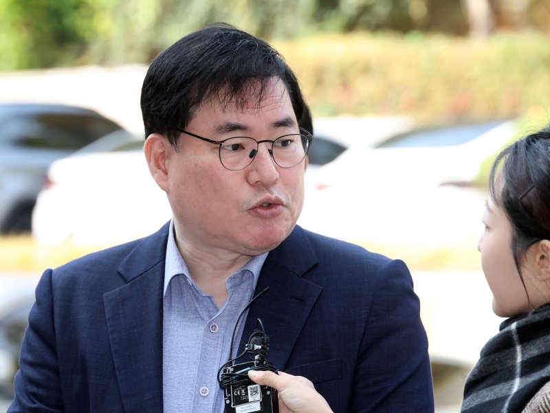 [서울=뉴시스] 김혜진 기자 = 대장동 개발 비리 의혹으로 재판에 넘겨진 유동규 전 성남도시개발공사 본부장이 31일 서울 서초구 중앙지법에서 열린 1심 선고공판에 출석하며 입장을 밝히고 있다. (공동취재) 2025.10.31. photo@newsis.com