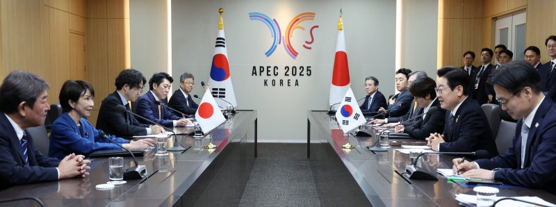 [경주=뉴시스] 고범준 기자 = 이재명 대통령과 다카이치 사나에 일본 총리가 30일 경북 경주 APEC 정상회의장에서 한일 정상회담을 하고 있다. 2025.10.30. bjko@newsis.com