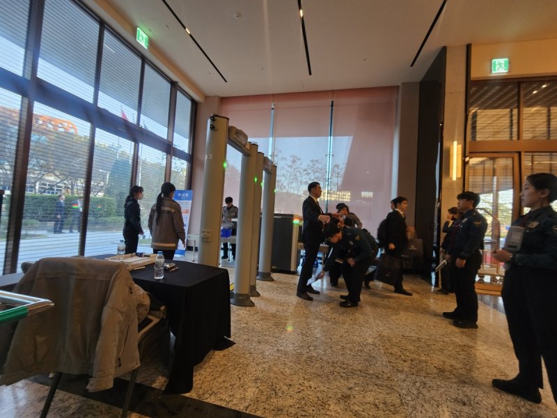 검문 검색 실시되는 한중 정상 만찬장 (출처=연합뉴스)