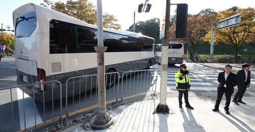 차 벽 세워진 한중 정상회담장 앞 도로 (출처=연합뉴스)