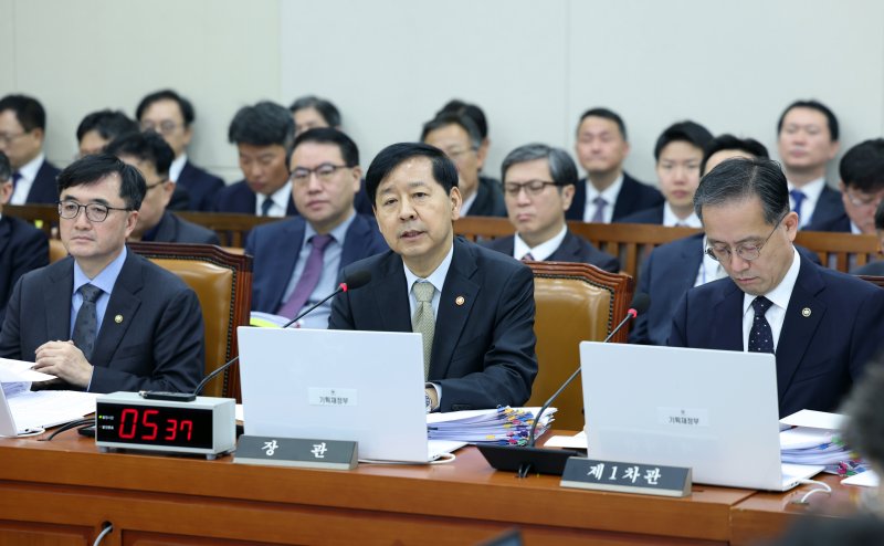 [서울=뉴시스] 고승민 기자 = 구윤철 경제부총리 겸 기획재정부 장관이 30일 서울 여의도 국회에서 열린 기획재정위원회의 기획재정부 등 종합감사에서 의원 질의에 답하고 있다. 2025.10.30. kkssmm99@newsis.com