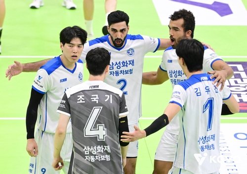 득점 후 기뻐하는 삼성화재 선수들 (출처=연합뉴스)