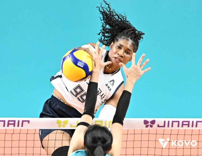 공격하는 한국도로공사의 모마 (출처=연합뉴스)