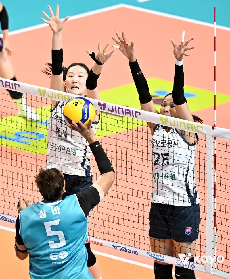 도로공사 김세빈(왼쪽)이 1일 GS칼텍스와의 경기에서 지젤 실바의 공격을 가로 막고 있다. (KOVO 제공)