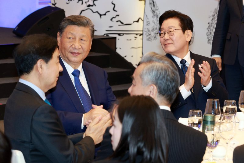 [경주=뉴시스] 고범준 기자 = 이재명 대통령과 시진핑 중국 국가주석이 1일 경북 소노캄 경주 그랜드볼룸에서 열린 한중 국빈만찬에 참석해 있다. 2025.11.01. bjko@newsis.com