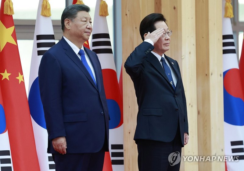 거수경례하는 이재명 대통령 (출처=연합뉴스)