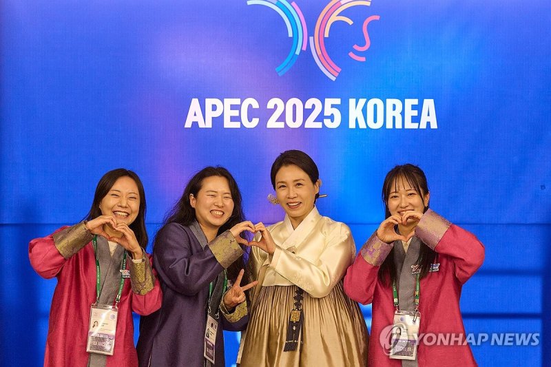 김혜경 여사, APEC 자원봉사자 격려 방문 (출처=연합뉴스)