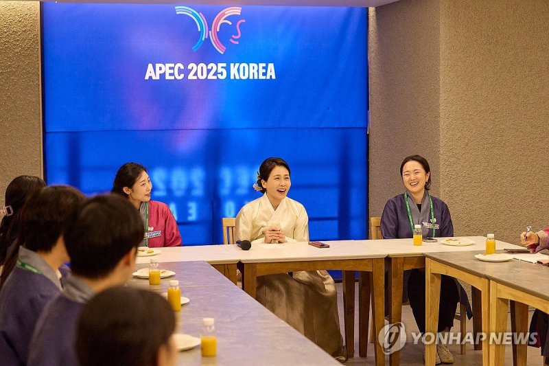 김혜경 여사, APEC 자원봉사자 격려 방문 (출처=연합뉴스)