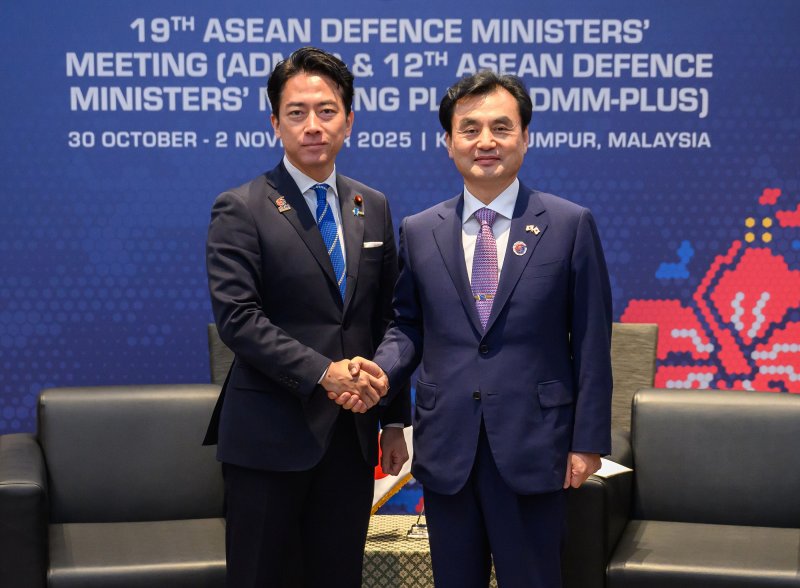 국방부 장관이 1일 말레이시아 쿠알라룸푸르에서 열린 아세안확대국방장관회의(ADMM-PLUS)에서 일본 고이즈미 신지로 일본 방위대신과 양자회담 갖고 기념촬영 하고 있다. 국방부 제공