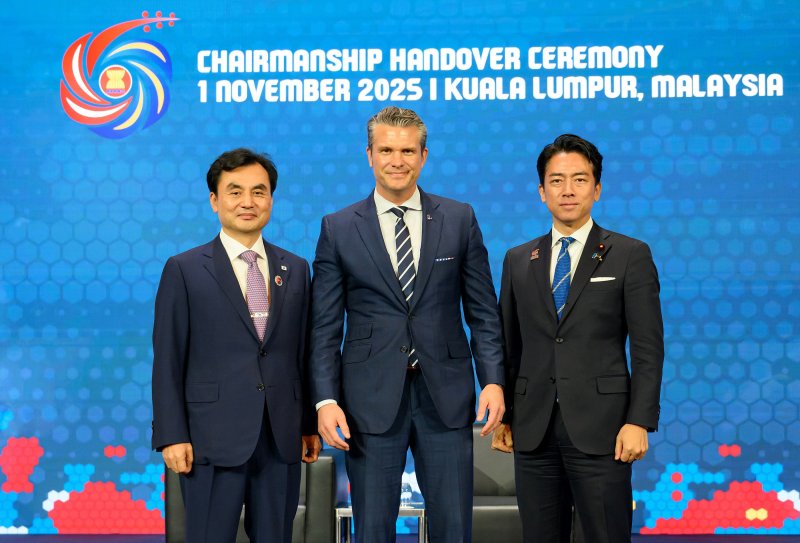 안규백(왼쪽부터) 국방부 장관과 피트 헤그세스 미국 전쟁부 장관, 고이즈미 신지로 일본 방위대신이 1일 말레이시아 쿠알라룸푸르에서 열린 아세안확대국방장관회의(ADMM-PLUS)에서 기념촬영 하고 있다. 국방부 제공