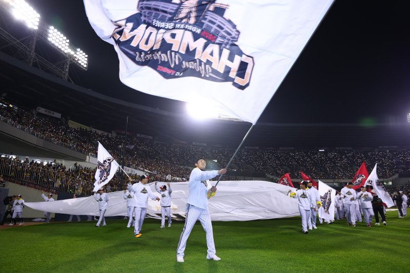 [서울=뉴시스] 황준선 기자 = LG트윈스 선수들이 1일 서울 송파구 잠실야구장에서 열린 '한국시리즈 통합우승 IN 잠실' 행사에서 그라운드를 돌며 팬들에게 감사 인사를 하고 있다. 2025.11.01. hwang@newsis.com