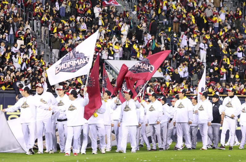 [서울=뉴시스] 황준선 기자 = LG트윈스 선수들이 1일 서울 송파구 잠실야구장에서 열린 '한국시리즈 통합우승 IN 잠실' 행사에서 그라운드를 돌며 팬들에게 감사 인사를 하고 있다. 2025.11.01. hwang@newsis.com