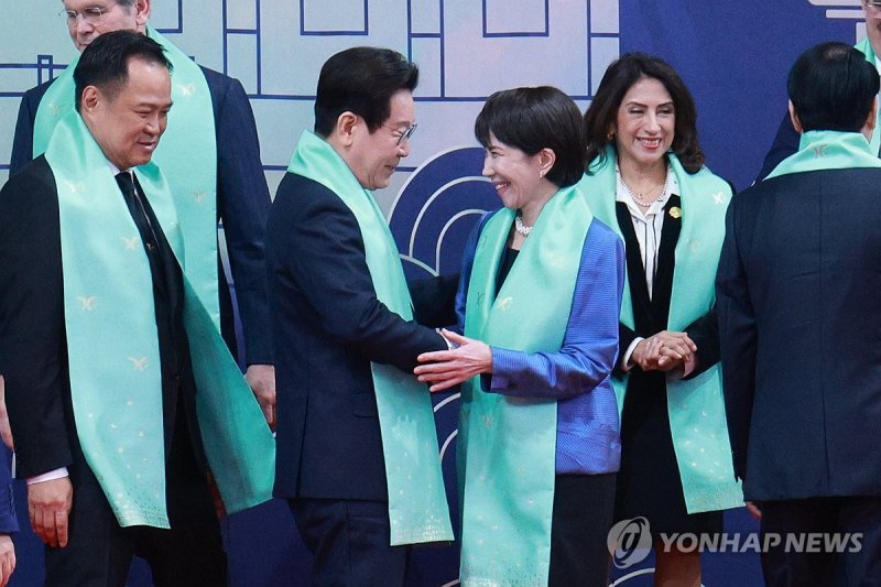 이재명 대통령, 다카이치 일본 총리와 인사 (출처=연합뉴스)