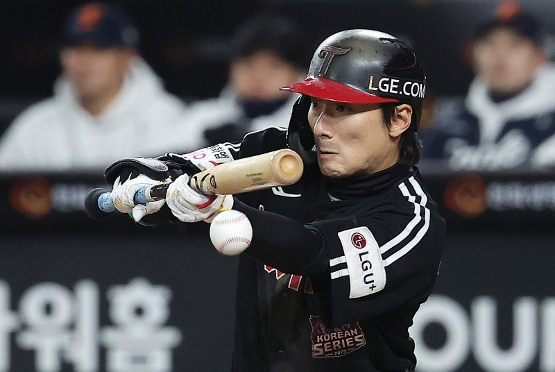 31일 대전 한화생명볼파크에서 열린 프로야구 2025 신한 SOL뱅크 KBO 포스트시즌 한국시리즈 5차전 LG 트윈스와 한화 이글스의 경기, LG 신민재가 6회초 무사 1루 상황에서 희생번트를 치고 있다. 2025.10.31/뉴스1 ⓒ News1 김진환 기자