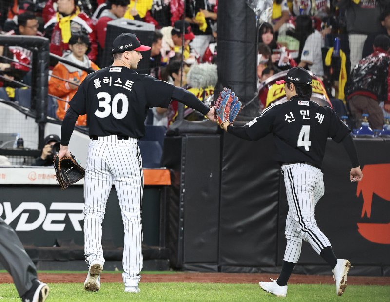 31일 대전 한화생명볼파크에서 열린 프로야구 2025 신한 SOL뱅크 KBO 포스트시즌 한국시리즈 5차전 LG 트윈스와 한화 이글스의 경기, LG 톨허스트가 5회말 한화 손아섭을 뜬공처리한 뒤 신민재와 하이파이브하고 있다. 2025.10.31/뉴스1 ⓒ News1 구윤성 기자