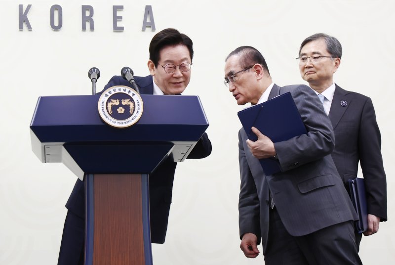 이재명 대통령이 2025 아시아태평양경제협력체(APEC) 정상회의 폐막일인 1일 오후 경북 경주화백컨벤션센터(HICO) 인근 국제미디어센터(IMC)에서 기자회견 도중 위성락 안보실장과 대화하고 있다. 2025.11.1/뉴스1 ⓒ News1 김민지 기자