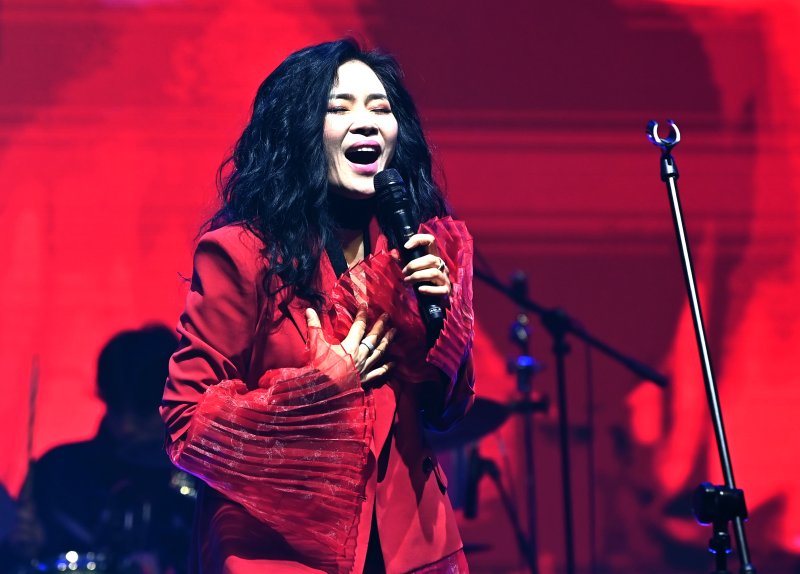 [화성=뉴시스] 김종택 기자 = '2025 화성재즈페스티벌'이 열린 1일 오후 경기 화성시 향남 도원체육공원에 마련된 무대에서 아시아를 대표하는 재즈 보컬리스트 웅산이 열띤 공연을 펼치고 있다. 2025.11.01. jtk@newsis.com