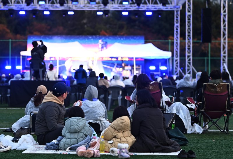 [화성=뉴시스] 김종택 기자 = '2025 화성재즈페스티벌'이 열린 1일 오후 경기 화성시 향남 도원체육공원에서 시민들이 깊어가는 가을 공기를 맞으며 흥겨운 재즈 선율을 즐기고 있다. 2025.11.01. jtk@newsis.com