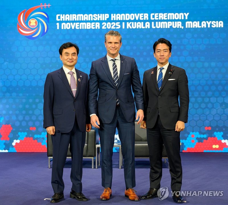 기념촬영하는 한미일 국방 (출처=연합뉴스)