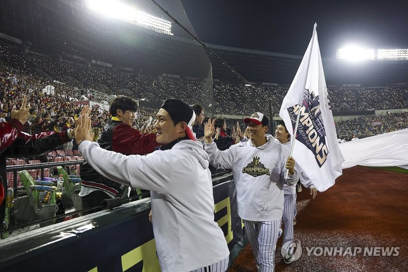 그라운드 도는 LG 선수들 (출처=연합뉴스)