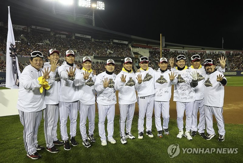 기념촬영하는 LG 코치진 (출처=연합뉴스)