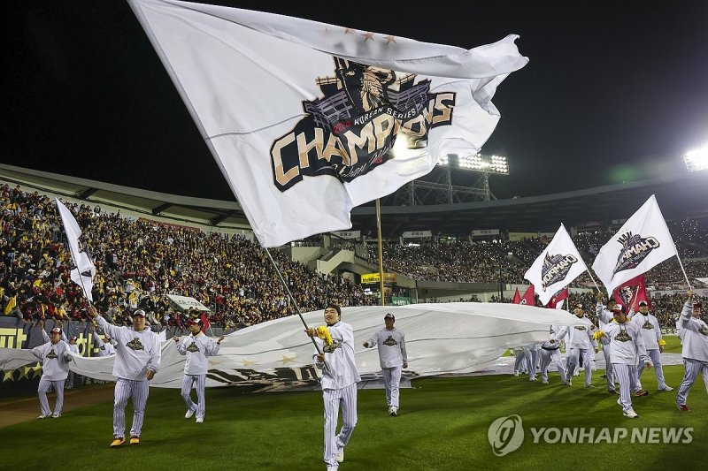 그라운드 도는 LG 선수들 (출처=연합뉴스)