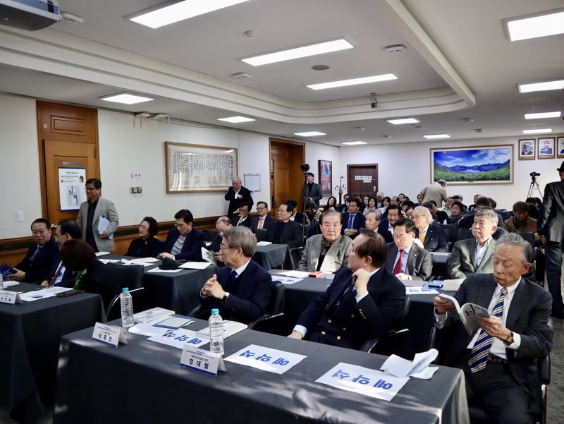 지난 29일 서울 여의도 헌정회관에서 열린 안인해 교수의 북 토크쇼 '남과 북: 여덟 정부의 도전과 좌절 (노태우에서 윤석열까지)'에 참석한 참석자들이 관련 내용에 대해 토론하고 있다. 오른쪽부터 권노갑 김대중기념사업회 이사장, 정대철 헌정회장, 정운찬 전 국무총리, 안인해 교수, 주호영 의원, 권영세 의원.