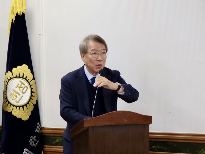 지난 29일 서울 여의도 헌정회관에서 안인해 교수의 신간 '남과 북: 여덟 정부의 도전과 좌절 (노태우에서 윤석열까지)'에 대해 정운찬 전 국무총리가 서평을 발표하고 있다. 정 전 총리는 "통일 논의가 시들어가는 마당에 안 교수의 신간은 학술서인 동시에 일반 시민과 정책결정자들에게도 현실을 이해하는 유용한 지침서"라면서 "통일 논의의 불을 붙이는 도화선이 될 것으로 기대한다"라고 말했다.