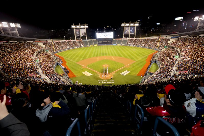 LG 트윈스가 1일 서울 잠실구장에서 통합 우승을 기념하는 행사를 진행했다. (LG 트윈스 제공)