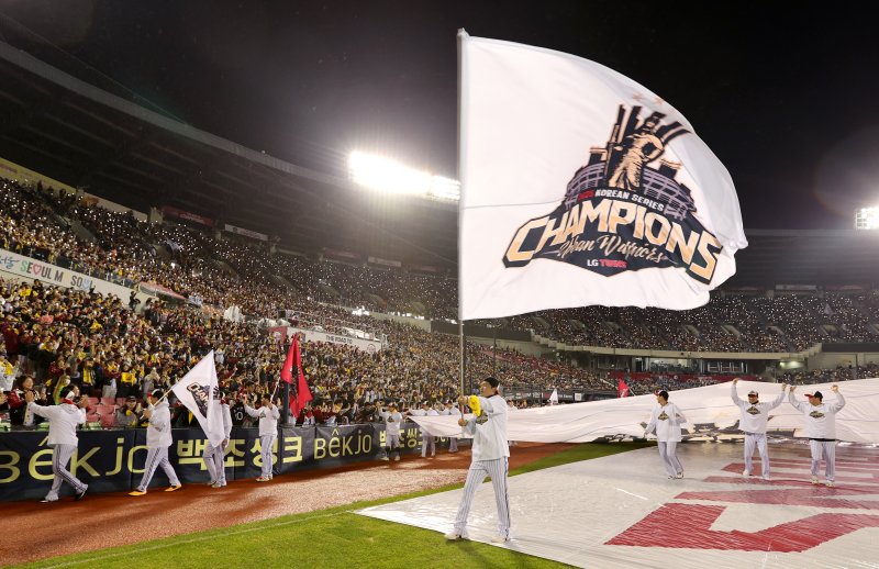 LG 트윈스가 1일 서울 잠실구장에서 통합 우승을 기념하는 행사를 진행했다. (LG 트윈스 제공)