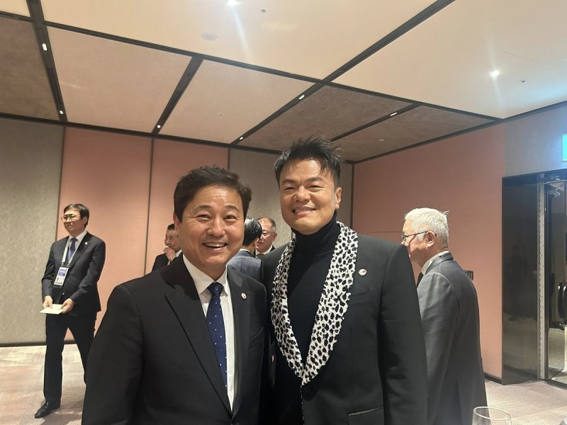 김영배 의원과 박진영 위원장 (출처=연합뉴스)