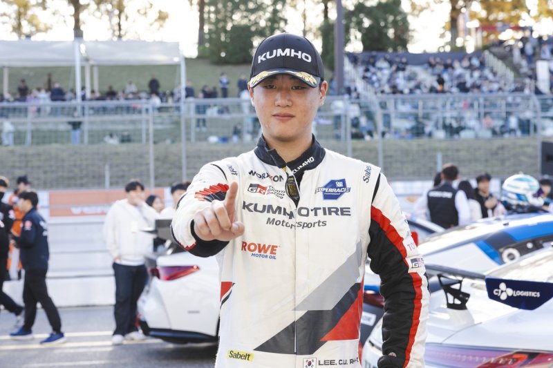 토요타 가주 레이싱 6000 클래스 드라이버 챔피언에 오른 이창욱 (출처=연합뉴스)