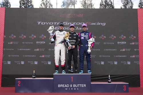 시상대에 오른 이창욱, 정의철, 오한솔(왼쪽부터) (출처=연합뉴스)