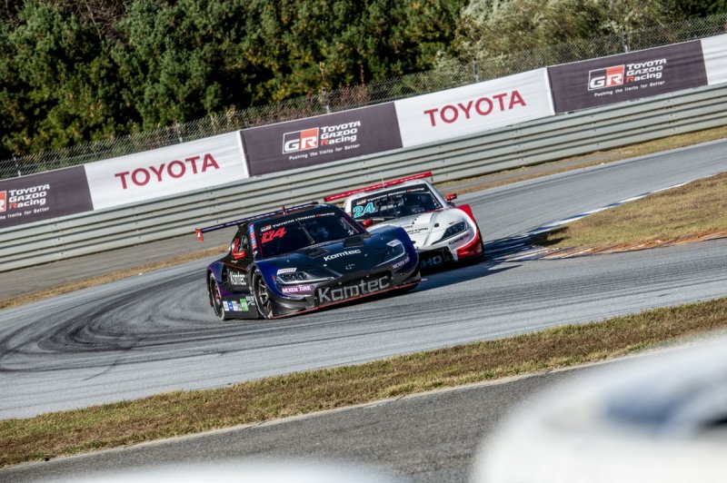 코너에서 이창욱의 머신(오른쪽 뒤)을 추월하는 정의철의 머신 (출처=연합뉴스)