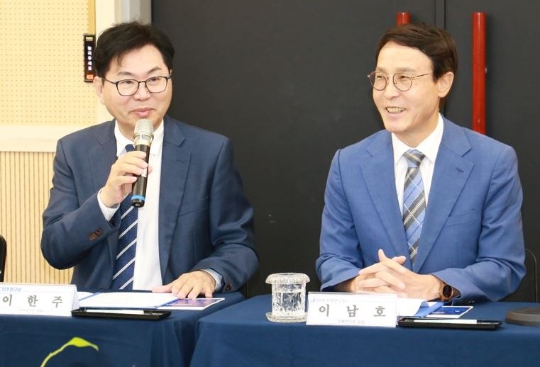 [정읍=뉴시스]윤난슬 기자 = 이한주 전 위원장은 31일 정읍 JB금융연수원에서 열린 전북도 미래기획단 워크숍에서 '이재명 정부의 국가비전과 국정과제'를 주제로 특강을 진행했다. (사진=전북미래포럼 제공) 2025.10.31. photo@newsis.com