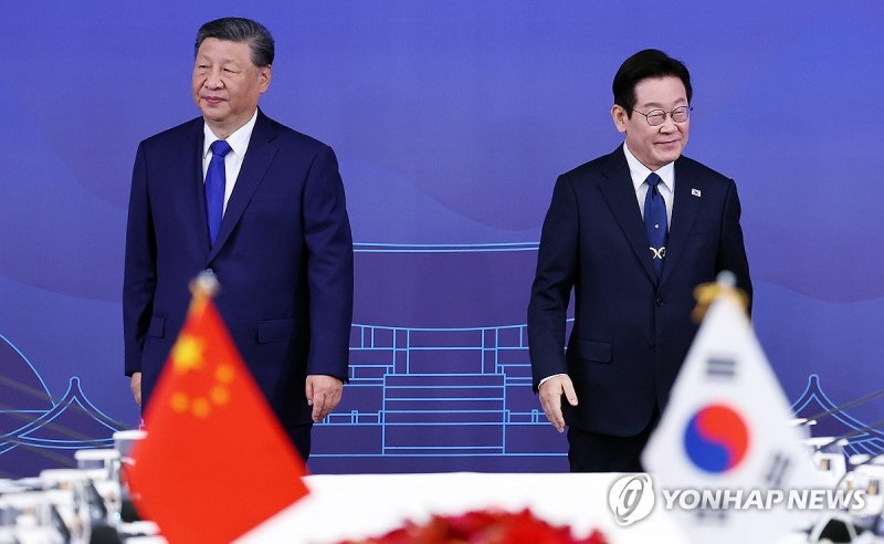 자리로 향하는 한중 정상 (출처=연합뉴스)