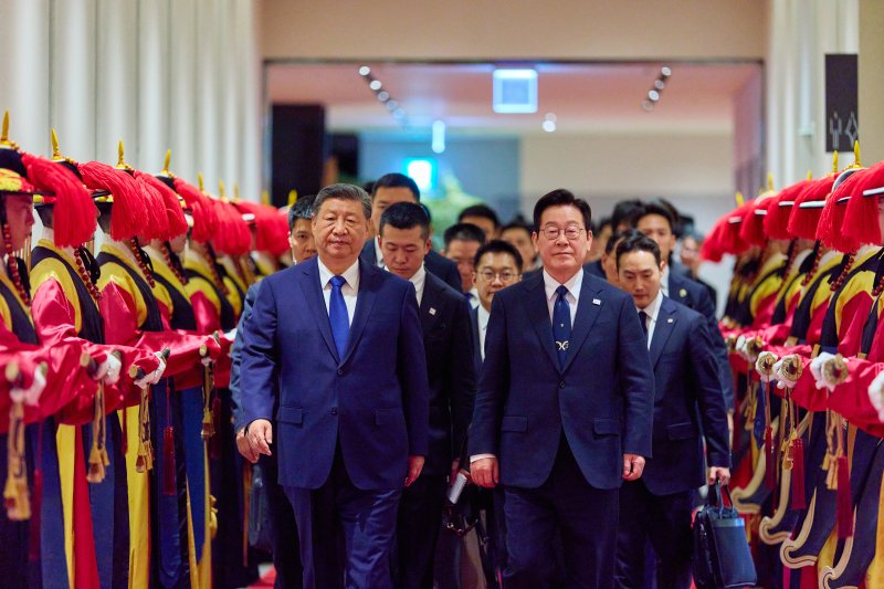 [경주=뉴시스] 고범준 기자 = 이재명 대통령과 시진핑 중국 국가주석이 1일 경북 소노캄 경주 그랜드볼룸에서 열린 한중 국빈만찬에 입장하고 있다. 2025.11.01. bjko@newsis.com *재판매 및 DB 금지