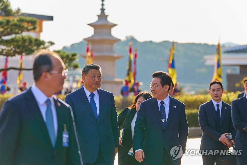 함께 걷는 한중 정상 (출처=연합뉴스)