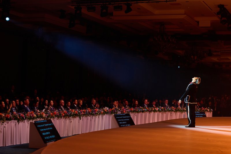 말레이 총리, 지드래곤 APEC 무대 샤라웃…'직캠' 영상 공유