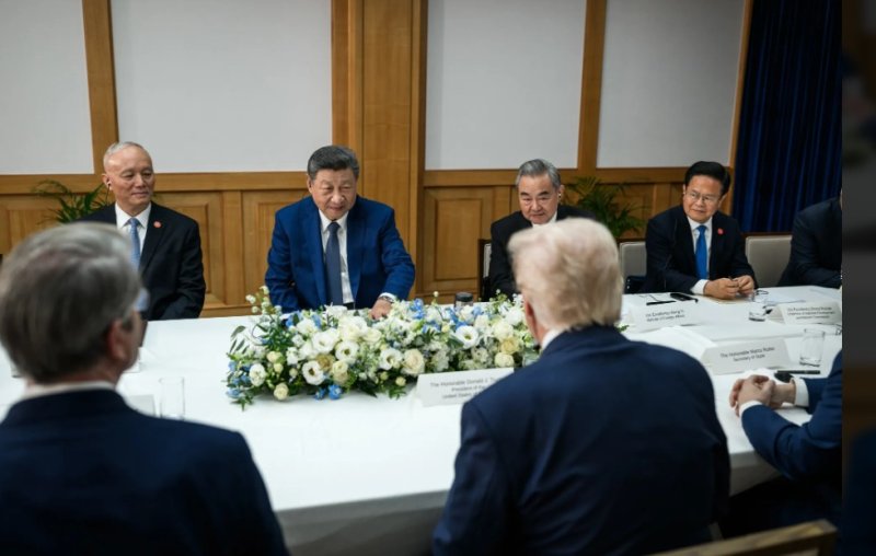 [서울=뉴시스] 시진핑 주석이 지난달 30일 김해 국제공항 ‘나래 마루’에서 도널드 트럼프 대통령과 정상회담을 갖던 중 트럼프 대통령이 종이 메모를 보여주려는 것에 관심을 나타내고 있다. (출처: 백악관 홈페이지) 2025.11.01. *재판매 및 DB 금지