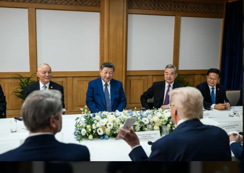 [서울=뉴시스] 시진핑 주석이 지난달 30일 김해 국제공항 ‘나래 마루’에서 도널드 트럼프 대통령과 정상회담을 갖던 중 트럼프 대통령이 종이 메모를 들어보이자 들여다 보고 있다. (출처: 백악관 홈페이지) 2025.11.01. *재판매 및 DB 금지