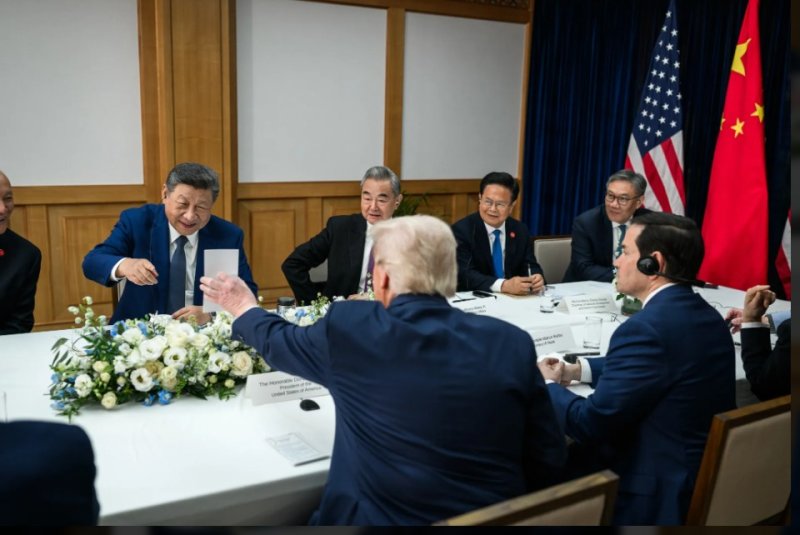 [서울=뉴시스] 시진핑 주석이 지난달 30일 김해 국제공항 ‘나래 마루’에서 도널드 트럼프 대통령과 정상회담을 갖던 중 트럼프 대통령이 내민 메모를 가벼운 미소와 함께 더 자세히 들여다 보고 있다. (출처: 백악관 홈페이지) 2025.11.01. *재판매 및 DB 금지