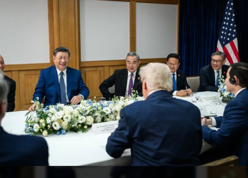 [서울=뉴시스] 시진핑 주석이 지난달 30일 김해 국제공항 ‘나래 마루’에서 도널드 트럼프 대통령과 정상회담을 갖던 중 트럼프 대통령이 내민 메모를 보고 파안대소하고 있다. (출처: 백악관 홈페이지) 2025.11.01. *재판매 및 DB 금지