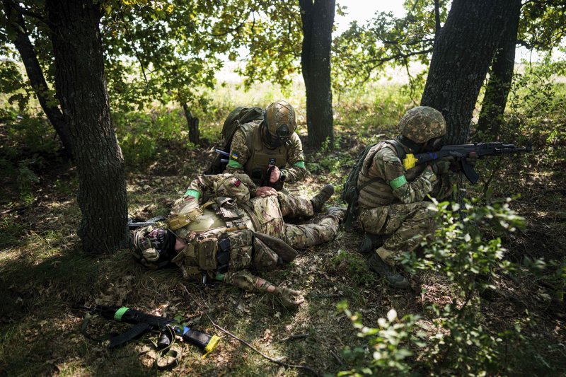 [포크로우스크=AP/뉴시스] 지난 8월 8일(현지 시간) 우크라이나 동부 도네츠크 지역의 포크로우스크 인근 최전선에서 우크라이나군 제3 스파르탄 여단 소속 병사들이 부상한 동료를 지혈하고 있다. 우크라이나는 1일 이 지역에 특수부대를 투입했다. 러시아는 전원 사살했다고 주장했다. 2025.11.02.